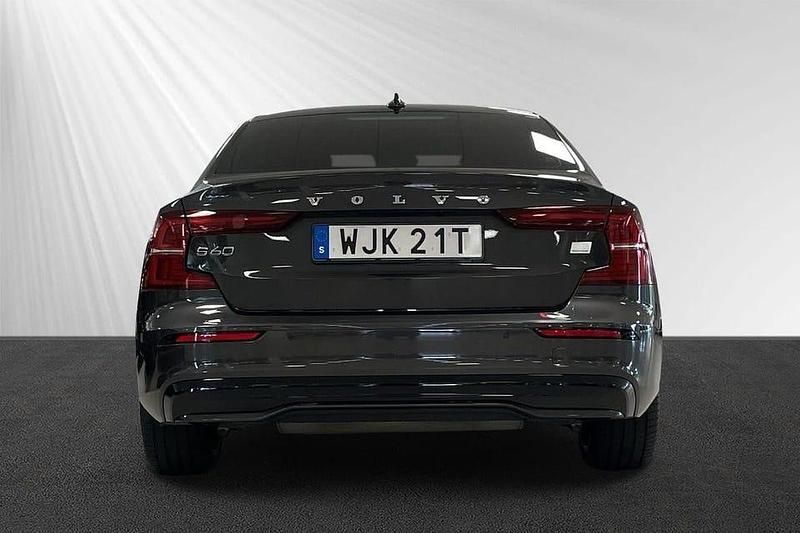 Begagnad Volvo S60 Plus 404 HK (297 kW) 2024 Grå Sedan