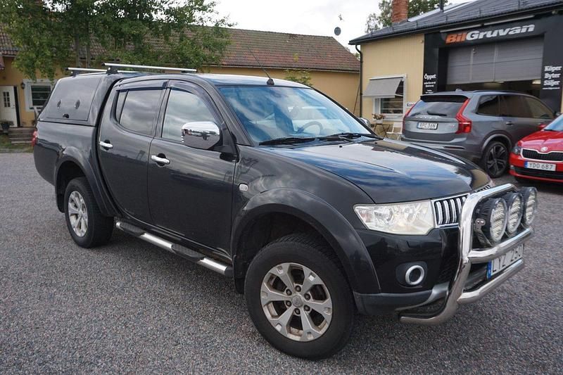 Svart Begagnad 2011 Mitsubishi L200 Pickup | 114 900 kr (Marknadspris) - Bild 1/4