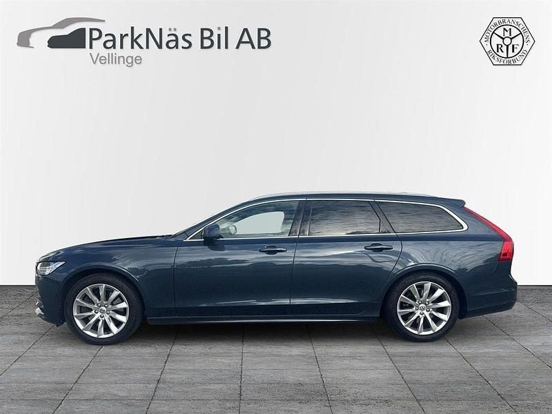 Mörkblå Begagnad 2018 Volvo V90 Momentum Kombi | 259 900 kr (Marknadspris) - Bild 1/4