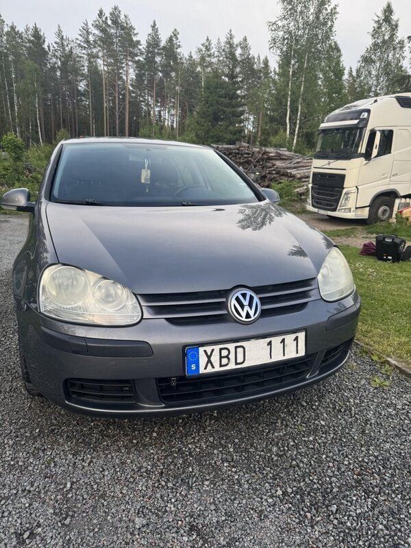 Grå Begagnad 2006 VW Golf V Comfortline Halvkombi | 19 900 kr (Marknadspris) - Bild 1/4