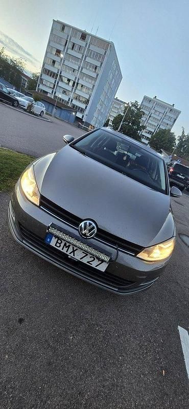 Grå Begagnad 2015 VW Golf VII Halvkombi | 79 900 kr (Bra pris) - Bild 1/4
