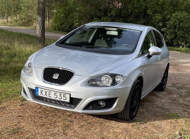 Silver Begagnad 2011 Seat Leon Style Halvkombi | 34 900 kr (Marknadspris) - Bild 1/4
