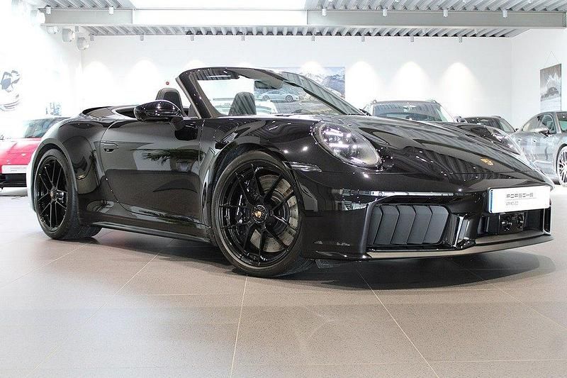 Flerfärgad (jet black metallic, suffl) Begagnad 2025 Porsche 911 Carrera 4 GTS Cab | 2 395 000 kr - Bild 1/4