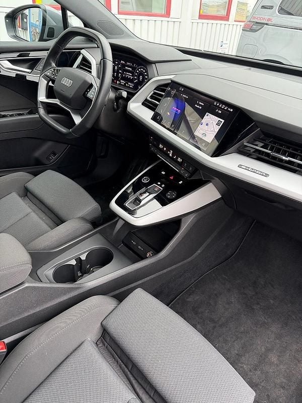 Begagnad Audi Q4 Sportback e-tron Advanced 150 kW (204 HK) 2023 Kiselgrå SUV