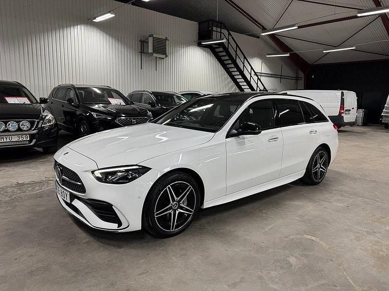 Vit Begagnad 2022 Mercedes C300e Premium Plus Kombi | 459 900 kr (Dyr) - Bild 1/4