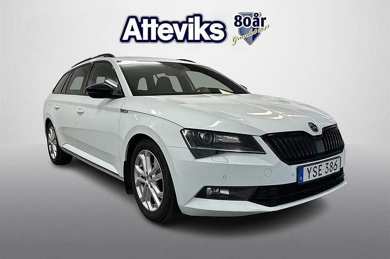 Vit Begagnad 2017 Skoda Superb SportLine Kombi | 199 900 kr (Lite dyr) - Bild 1/4