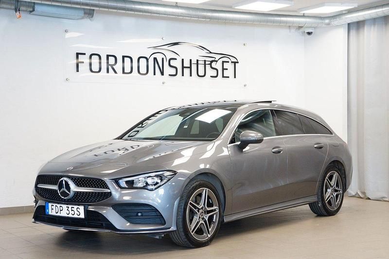Mörkgrå (grå) Begagnad 2023 Mercedes CLA250e Shooting Brake AMG Kombi | 359 000 kr (Marknadspris) - Bild 1/4