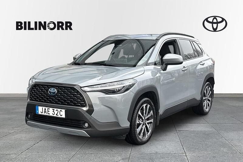 Grå Begagnad 2022 Toyota Corolla Cross Style SUV | 359 900 kr (Bra pris) - Bild 1/4