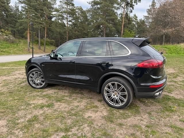 Svart Begagnad 2015 Porsche Cayenne S SUV | 299 000 kr (Marknadspris) - Bild 1/4