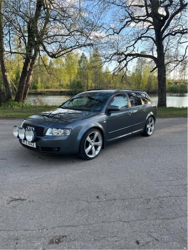 Grå Begagnad 2005 Audi A4 Kombi | 44 000 kr (Lite dyr) - Bild 1/4