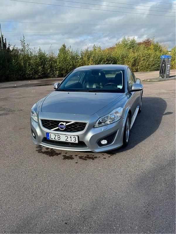 Silver Begagnad 2012 Volvo C30 R-Design Halvkombi | 68 000 kr (Marknadspris) - Bild 1/4