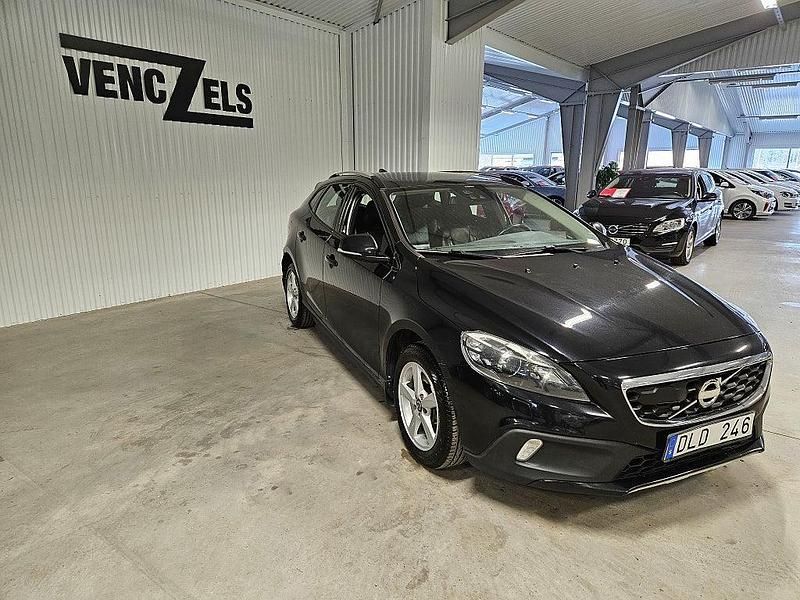 Begagnad Volvo V40 Summum 150 HK (110 kW) 2013 Svart Halvkombi