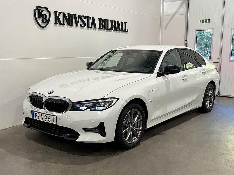 Vit Begagnad 2019 BMW 330e Sport Line Sedan | 258 900 kr (Marknadspris) - Bild 1/4