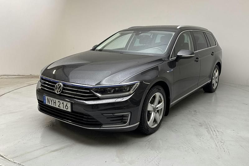 Mörkgrå Begagnad 2018 VW Passat Business | 187 000 kr (Marknadspris) - Bild 1/4