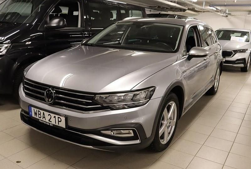 Pyrit silver metallic Begagnad 2024 VW Passat Alltrack Kombi | 374 900 kr (Marknadspris) - Bild 1/4