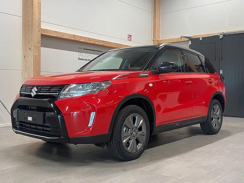 Röd Ny 2025 Suzuki Vitara SUV | 337 800 kr (Lite dyr) - Bild 1/4