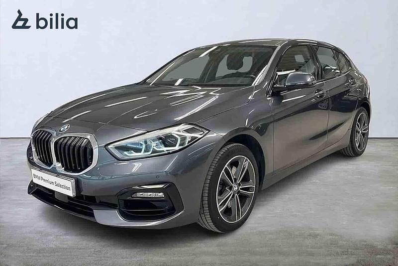 Grå Begagnad 2020 BMW 118 Shadowline Halvkombi | 207 900 kr (Marknadspris) - Bild 1/1
