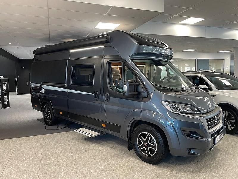 Grå Begagnad 2023 Fiat Ducato Van | 859 000 kr - Bild 1/4