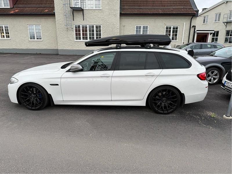 Vit Begagnad 2013 BMW M550 M Sport Sedan | 299 000 kr (Marknadspris) - Bild 1/4