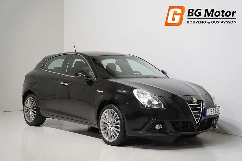 Svart Begagnad 2016 Alfa Romeo Giulietta Halvkombi | 89 900 kr - Bild 1/3