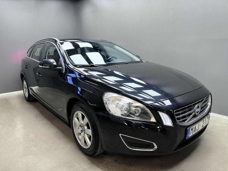 Svart Begagnad 2013 Volvo V60 Momentum Kombi | 99 900 kr (Marknadspris) - Bild 1/4