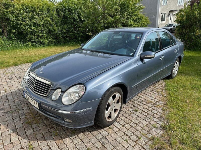 Blå Begagnad 2003 Mercedes E240 Avantgarde Sedan | 49 000 kr (Marknadspris) - Bild 1/4