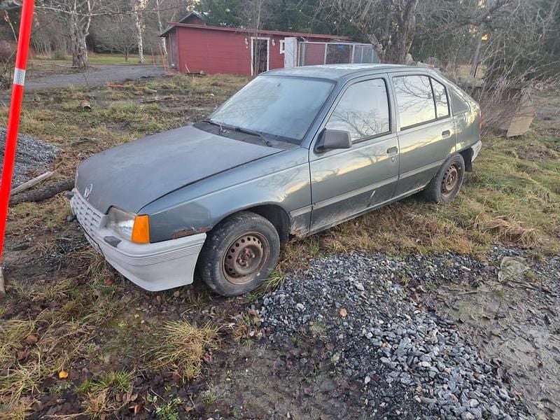 Begagnad Opel Kadett 75 HK (55 kW) 1985 Halvkombi