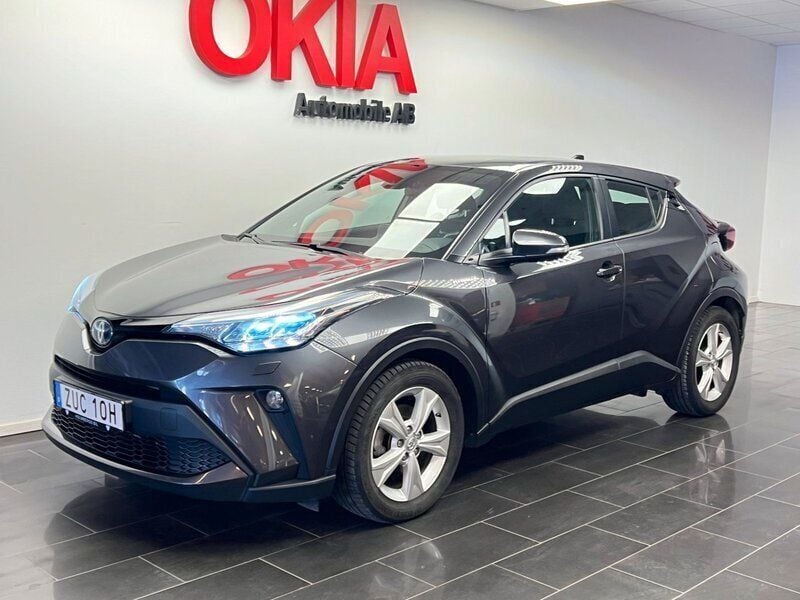 Mörkgrå (grå) Begagnad 2020 Toyota C-HR Active SUV | 239 800 kr (Marknadspris) - Bild 1/4