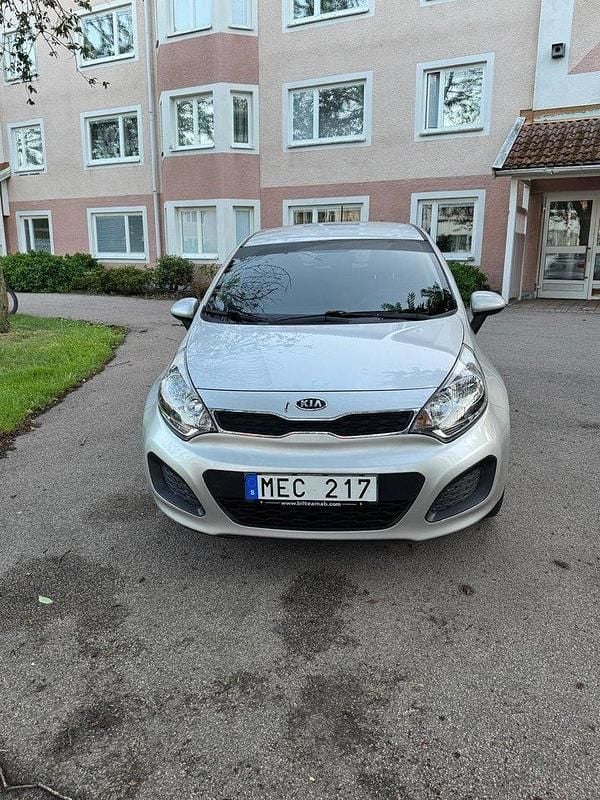 Silver Begagnad 2012 Kia Rio Halvkombi | 64 900 kr (Marknadspris) - Bild 1/4