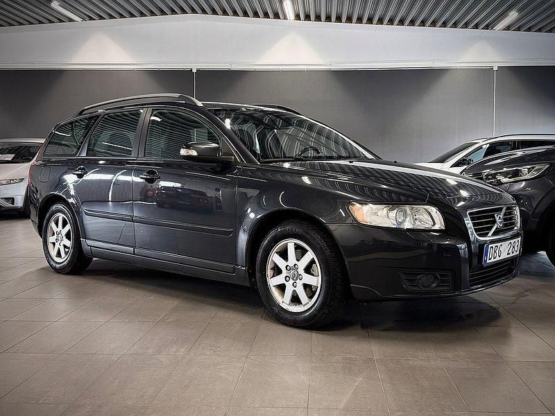 Grå Begagnad 2009 Volvo V50 Momentum Kombi | 44 900 kr (Marknadspris) - Bild 1/4