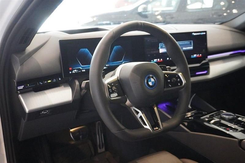 Begagnad BMW 530 M Sport 190 HK (139 kW) 2025 Mineralvit metallic Kombi