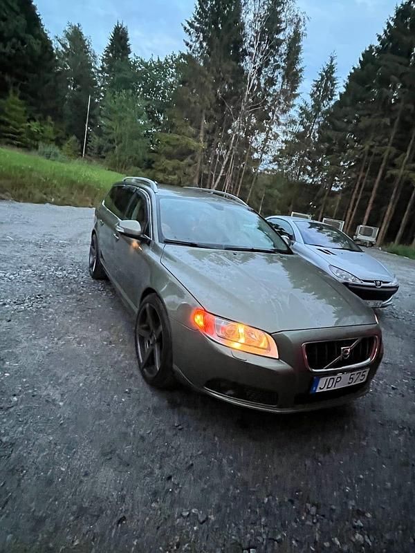 Begagnad 2009 Volvo V70 Kombi | 45 000 kr (Dyr) - Bild 1/4