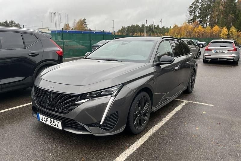 Grå Begagnad 2023 Peugeot 308 GT Kombi | 238 800 kr (Marknadspris) - Bild 1/4