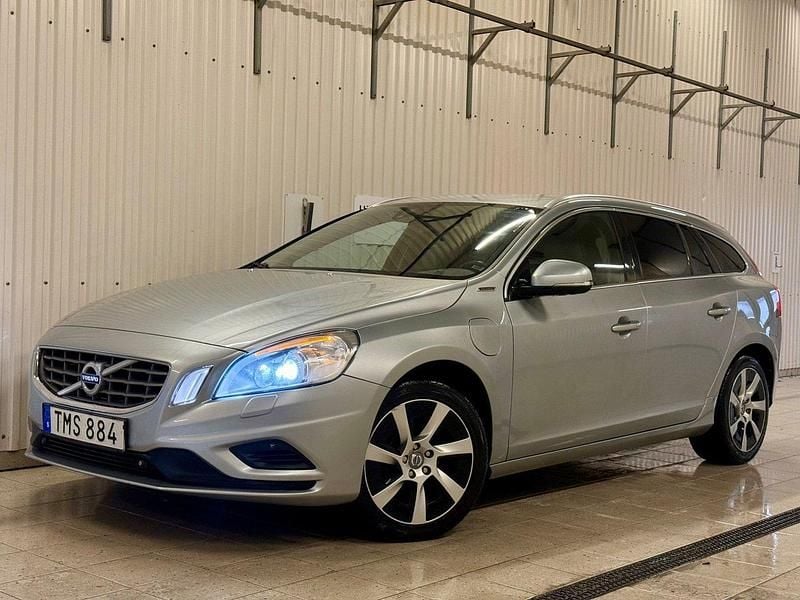 Silver Begagnad 2013 Volvo V60 Kombi | 89 000 kr (Bra pris) - Bild 1/4