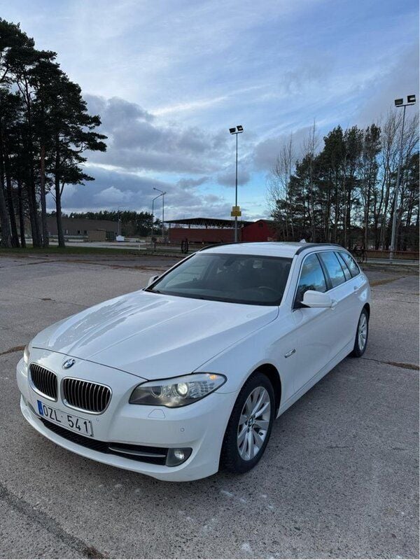 Vit Begagnad 2013 BMW 520 Kombi | 70 000 kr (Lite dyr) - Bild 1/4