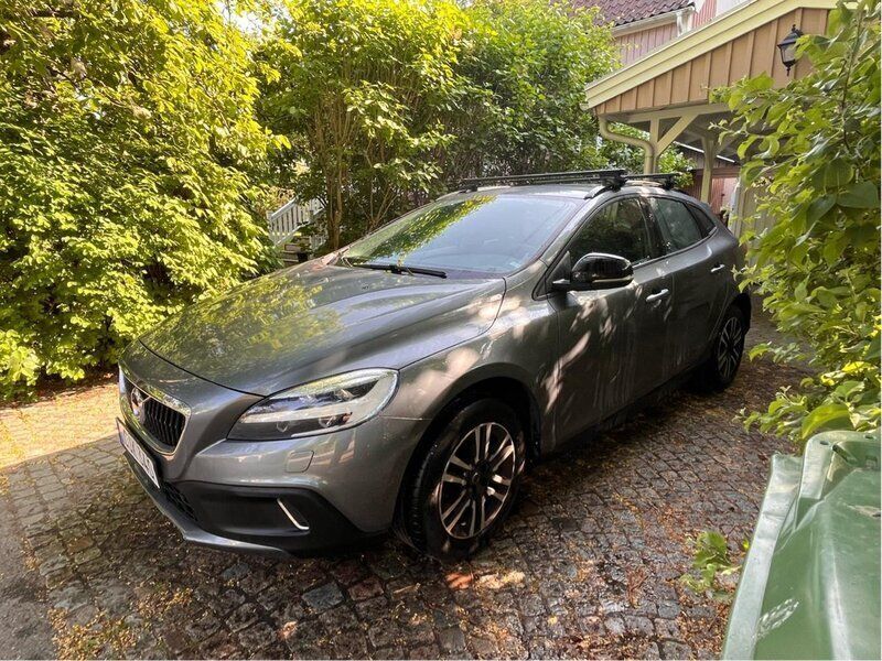 Grå Begagnad 2018 Volvo V40 CC Momentum Kombi | 205 000 kr (Marknadspris) - Bild 1/4