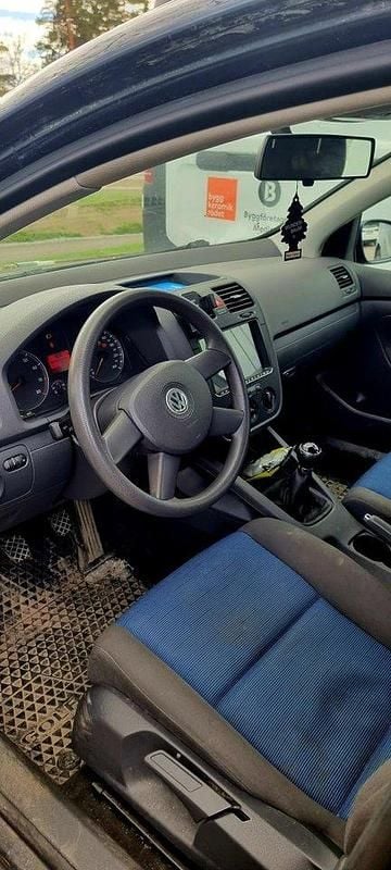 Grå Begagnad 2005 VW Golf IV Trendline Halvkombi | 23 000 kr (Bra pris) - Bild 1/4