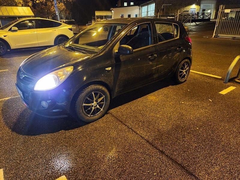 Svart Begagnad 2009 Hyundai i20 Premium Halvkombi | 15 000 kr (Superpris) - Bild 1/1