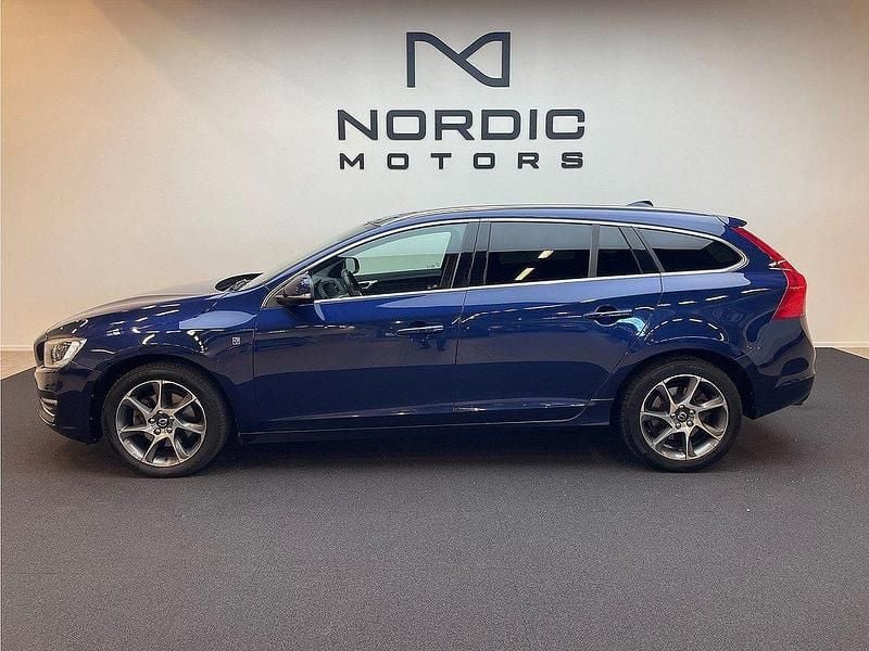 Blå Begagnad 2015 Volvo V60 Ocean Race Kombi | 184 900 kr (Marknadspris) - Bild 1/4
