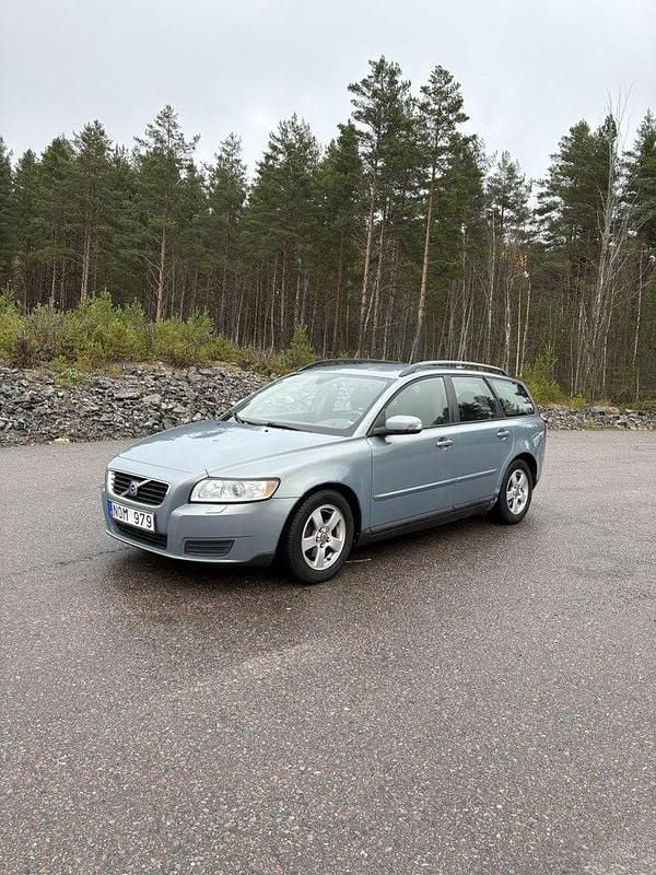 Blå Begagnad 2008 Volvo V50 Kinetic Kombi | 29 000 kr (Marknadspris) - Bild 1/4