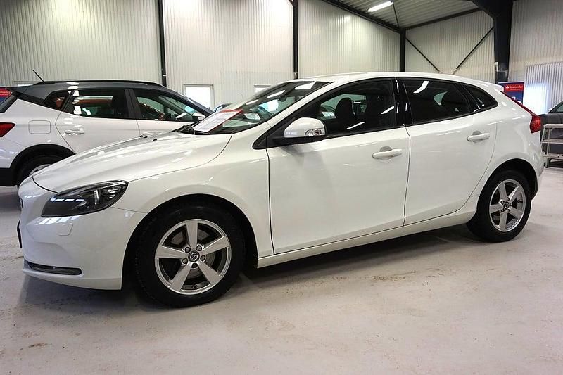 Begagnad Volvo V40 Kinetic 122 HK (89 kW) 2016 Vit Halvkombi