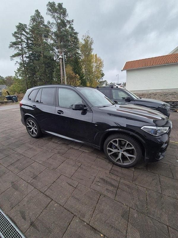 Svart Begagnad 2020 BMW X5 iPerformance SUV | 599 000 kr (Marknadspris) - Bild 1/4