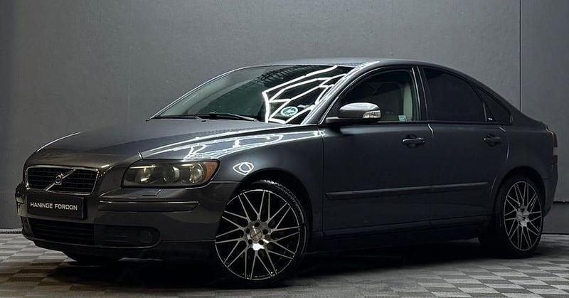 Grå Begagnad 2005 Volvo S40 Sedan | 49 900 kr (Marknadspris) - Bild 1/4
