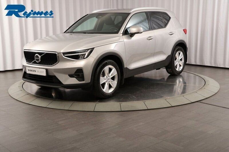 Silver Begagnad 2024 Volvo XC40 Core SUV | 354 900 kr (Bra pris) - Bild 1/4