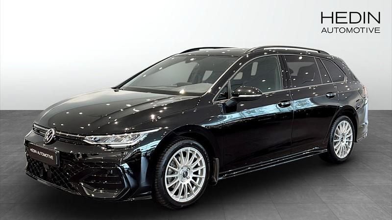 Svart (black) Begagnad 2024 VW Golf VIII R-line Kombi | 369 700 kr (Dyr) - Bild 1/4