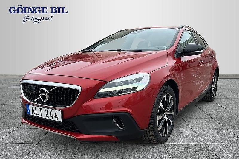 Röd Begagnad 2018 Volvo V40 Halvkombi | 219 900 kr (Lite dyr) - Bild 1/2