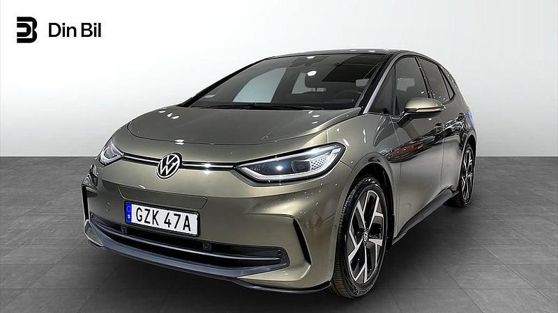 Grön Begagnad 2024 VW ID.3 Pro Performance Halvkombi | 359 900 kr (Marknadspris) - Bild 1/4