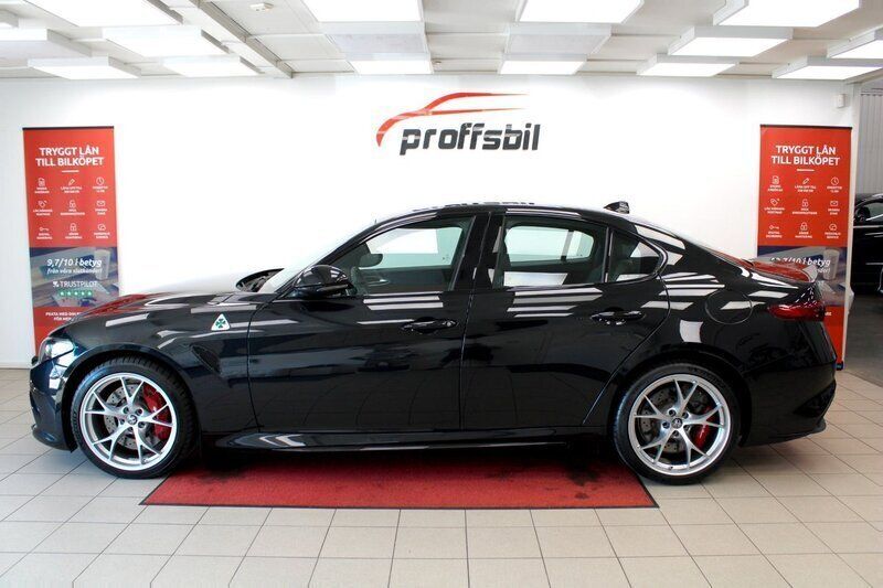 Svart Begagnad 2018 Alfa Romeo Giulia Quadrifoglio Sedan | 599 500 kr (Bra pris) - Bild 1/4