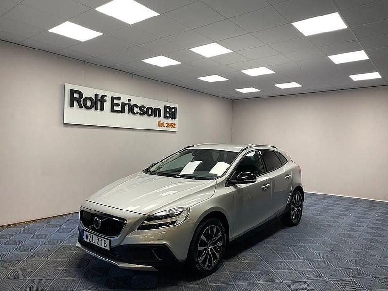 Silver Begagnad 2019 Volvo V40 Pro Halvkombi | 209 500 kr (Dyr) - Bild 1/4