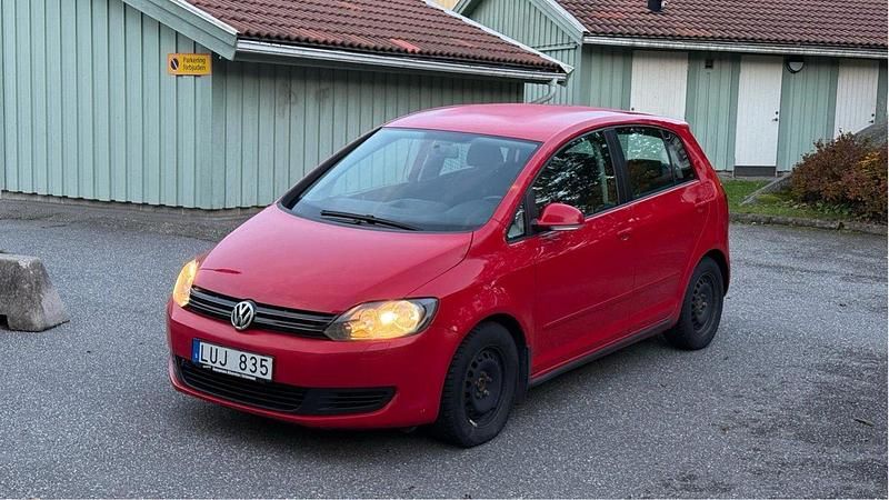 Röd Begagnad 2012 VW Golf VII Halvkombi | 54 990 kr (Superpris) - Bild 1/4